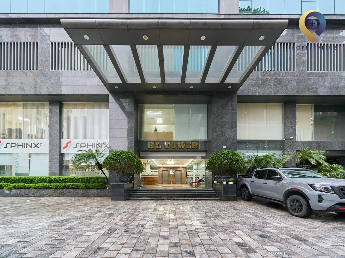 Sảnh ngoài và cửa chính tòa nhà Hoàng Linh Building.